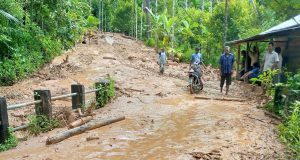 Tanah Longsor Timbun Badan Jalan di Objek Wisata Sikabu