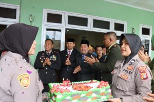 HUT TNI ke- 77, Kapolres Aceh Tengah dan Staf berikan Surprise Nasi Tumpeng Kepada Dandim 0106 Letkol Inf Wahono Handayani