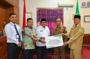 Pemkab Pidie Terima Bansos Bank Aceh Peduli Untuk Maulid Akbar Dan Expo Pembangunan Pidie 2022