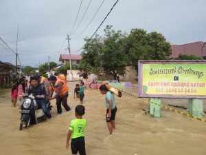Aksi Sigap Brimob Kompi 2 Batalyon B Pelopor Melaksanakan Evakuasi Bencana Banjir di Kec. Langsa Baroe, Kota Langsa