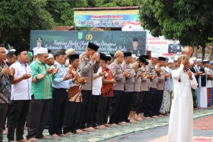 POLRES MADINA BERSAMA FORKOPIMDA GELAR SHOLAT GHOIB DAN DOA BERSAMA UNTUK KORBAN TRAGEDI STADION KANJURUHAN