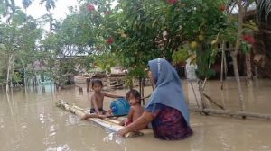 Hampir Satu Minggu Terendam Banjir, Masyarakat Pirak Timu Menggunakan Perahu Pisang