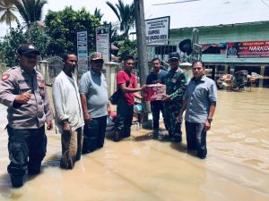 Meskipun Tempat Tinggalnya Terendam Banjir, Camat Pirak Timu Tidak Melepaskan Tanggung Jawabnya