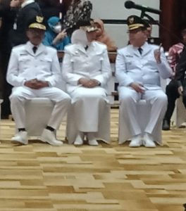 Pj Gubernur Aceh Melantik Ir H Rasidin Porang menjadi Pj Bu0pati Gayo Lues, di Anjung Mon Mata, Pendopo Gubernur Aceh