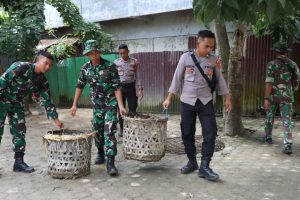Bersinergi TNI-Polri dan Warga Gotong Royong Bersihkan Sisa Banjir