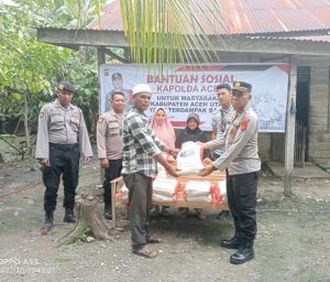 Kapolsek Serahkan Bantuan Kapolda Untuk Korban Terdampak Banjir