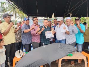 Festival Layang Tunang Di Padang Tiji, AKBP H. Nazaruddin Serahkan Hadiah Untuk “Raja Udara” Putra Kambuek
