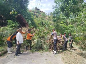 Bhabinkamtibmas Tinjau Lokasi Longsor Di Gp. Suka Jadi Makmur