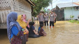 Kapolres Langsa turun ke lokasi Banjir, Evakuasi Selamatkan Warga Lansia
