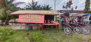 Brimob Aramiah Evakuasi Korban Banjir Warga Pondok Pabrik