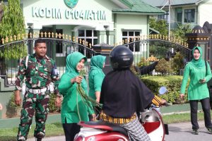 Panen Raya Tanaman Perkantoran, Ketua Persit KCK Cab. XXI Dim 0104 Sedekahkan Hasil Panen Ke Warga