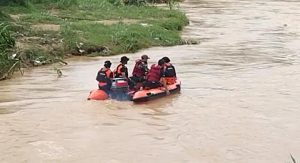 Brimob Kompi 2 Batalyon B Pelopor Ikut Serta Mencari Korban Terbawa Arus Sungai Langsa