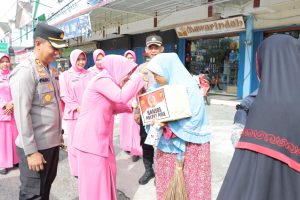 Duafa Dapat Sembako Dan Pengobatan Gratis Dari Polres Pidie Pada HUT Ke-71 Humas Polri