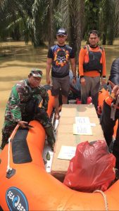 Danramil 07/Kejuruan Muda Bersama Tim SAR Evakuasi Jenazah Dari Ambulance Yang Terjebak Banjir