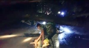 Gerak Cepat dan Tanggap Babinsa Ramil 22/Lgsb, Bantu Evakuasi Pohon Tumbang