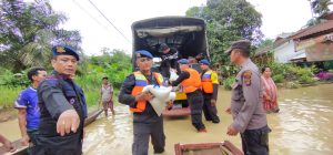 Brimob Evakuasi dan Bantu Sembako Untuk Korban Banjir Aceh Tamiang