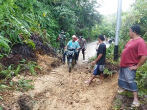 Tanggap Bencana, Babinsa Koramil 22/Lgsb Beserta Dinas Terkait Evakuasi Pohon Tumbang Dan Tanah Longsor
