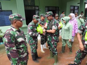 Danrem 011/Lilawangsa Beri Bantuan Kepada Anggota TNI Korban Banjir