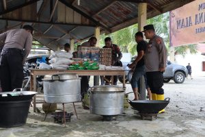 Peduli Korban Banjir, Polres Aceh Barat Gelar Dapur Umum dan Salurkan Bantuan Sembako di Kecamatan Woyla Barat