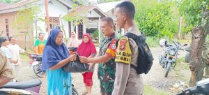 Sinergi Dua Babinsa Koramil 23/Lgst beserta Aparatur Desa Turut Berikan Bantuan Sembako
