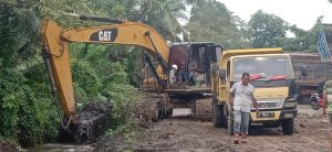 PGE Bantu Bersihkan Saluran Air ke Sawah Masyarakat