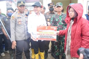Mensos RI Memberikan Dua Unit Beko Untuk Membantu Proses Normalisasi Pasca Banjir