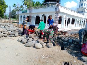Babinsa Kodim 0104/Atim Warnai Jum’at Berkah Dengan Bergotong Royong Serentak di Wilayah Binaannya
