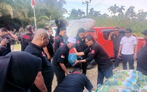 H. Akhyar Kamil, SH Pimpin Langsung Penyerahan Bantuan Korban Banjir di Dua Kabupaten