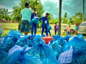 Peduli Korban Banjir, OSIS SMKN 2 Sigli Ke Tamiang Antar Langsung Bantuan