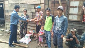 Kepala Desa Batu Godang Berikan Bantuan Sembako Kepada Dua KK Pasca Bencana Longsor dan Ketimpa Kayu
