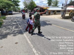 Peran Aktif Babinsa Koramil 23/Lgst Untuk Keamanan Murid SD Alue Pineung