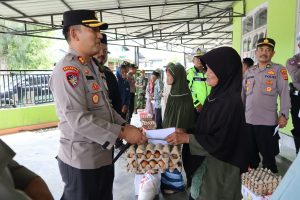 Kakek Tasuri dan 19 Warga Kurang Mampu Terima Zakat Personil Polres Aceh Tengah