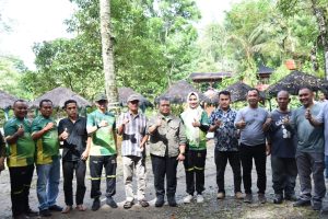 Bupati Tapsel Bagikan 100 Kartu KUSUKA Kepada Masyarakat Pelaku Usaha Perikanan