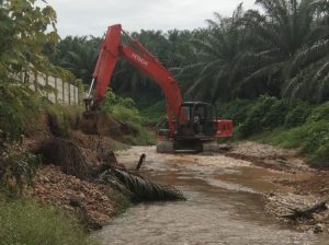 BPS Bersihkan Alur Sungai Indra Makmur dari Tumpukan Batu dan Sampah Pasca Banjir