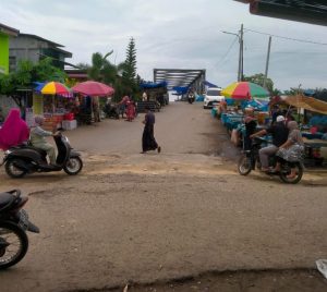 Hanya ada di Peureulak, Jembatan Dijadikan Tempat Jualan Ikan