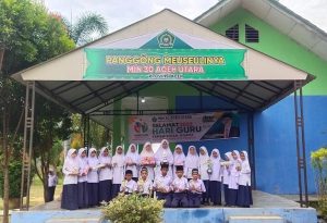 Raih Juara Lomba Hari Guru, Murid MIN 30 Aceh Utara Terima Hadiah