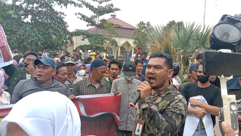 Warga Makmur Jaya Tuntut Lantik Nur Ais dan Tolak Pemilihan Ulang