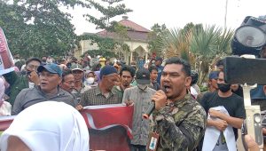 Warga Makmur Jaya Tuntut Lantik Nur Ais dan Tolak Pemilihan Ulang