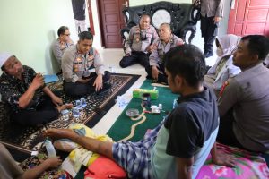 Peduli, Kapolres Aceh Tenggara Jenguk Personel yang Sakit