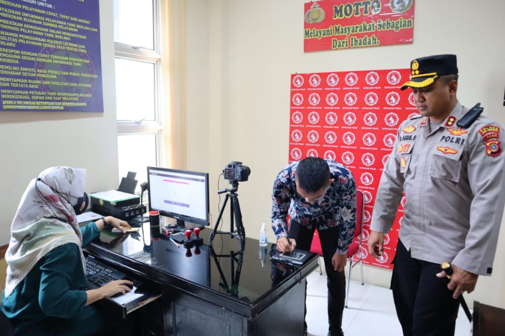 Pesan Kapolres Agara Pada Warga dan Operator Pelayan SKCK Saat Sidak