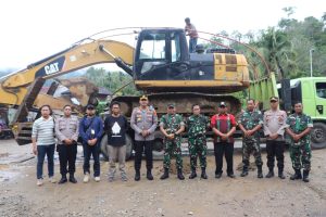 KAPOLRES MADINA BERSAMA DANDIM 0212/TS BERSAMA JAJARANAMANKAN BARANG BUKTI 1 UNIT EXCAVATOR