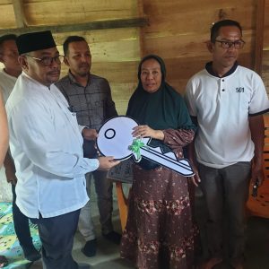 PJ Walikota Langsa Melalui Baitul Mal Serahkan Bantuan Satu Unit Rumah