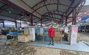 Miris, Tempat Resmi Kosong, Pedagang berjualan Ikan di Atas Jembatan