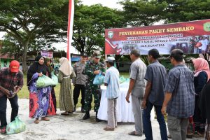Kodim 0111/Bireuen Serahkan Sembako Dalam Rangka Bhakti Sosial Menuju Aceh Damai dan Sejahtera