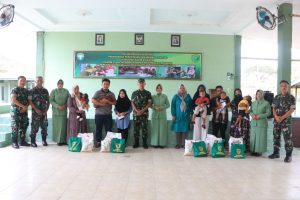Dandim 0104/Atim Bagikan Sembako Kepada Anak Penderita Stunting
