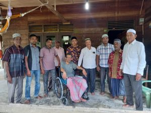 H Tarmizi Daud Fraksi Partai Nasdem Aceh Timur Bantu Kursi Roda Untuk Penderita Lumpuh