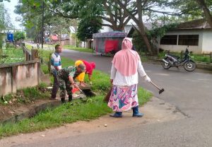 Cegah Bibit Penyakit di Musim Penghujan, Babinsa Idi Rayeuk Ajak Warga Bersihkan Saluran Air
