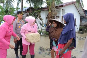 Padang Tiji dan Delima Banjir, Kapolres Pidie Bersama Ketua Bhayangkari Turun Langsung Serahkan Bantuan