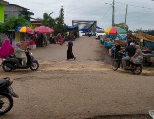 Warga Peureulak, Minta Pj Bupati Atim, Tertibkan Penjual Ikan di Atas Jembatan | Camat Peureulak Kota Terkesan Tidak Mampu Mengatasi