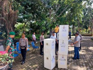 POLRES MANDAILING NATAL KAWAL PENDISTRIBUSIAN LOGISTIK PILKADES MADINA TAHUN 2022